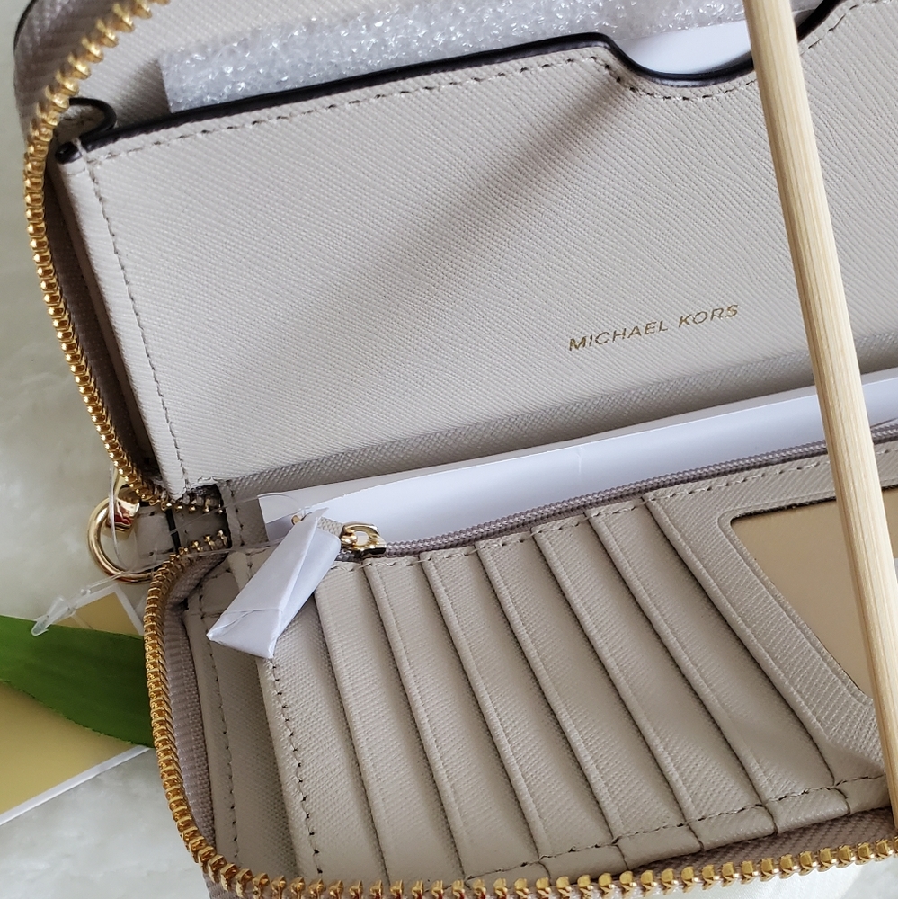 ♥️Beautiful♥️MICHAEL KORS WALLET/PHONE CASE - Picture 7 of 15